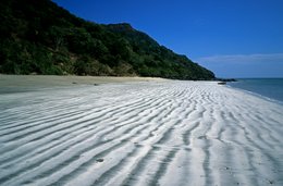 Archipel-des-Comores;-Colline;-France;-Kaleidos;-Kaleidos-images;-La-parole-à-limage;-Laurent-Abad;-Marée-basse;-Mayotte;-Mer;-Océan-Indien;-Plage;-Rides-de-sable;-Sable;-Stories-Pictures